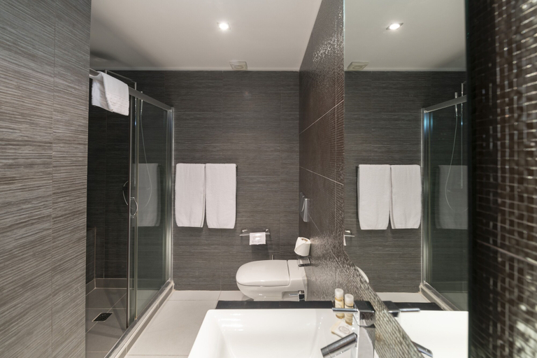Bathroom 5, RK Suite Hotel, Ingombota
