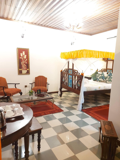 Others 5, Horizon Palace, Mjini
