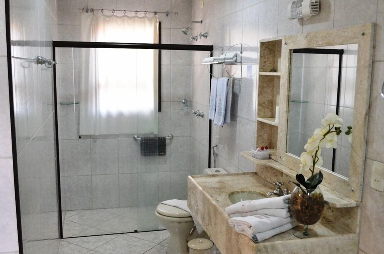 Bathroom 5, Hotel São Luiz, Águas de Lindóia