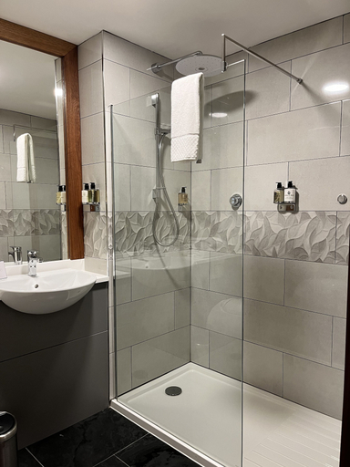 Bathroom 4, The Haycock Manor Hotel, Peterborough