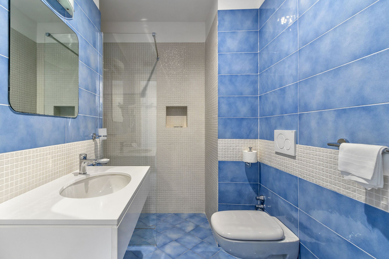 Bathroom 5, Hotel Metropole, Napoli