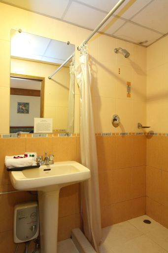 Bathroom 5, Silom Avenue Inn, Bang Rak