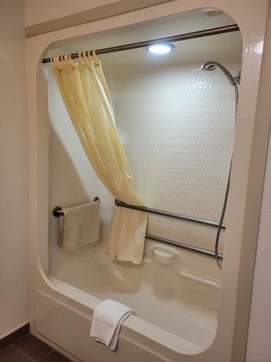 Bathroom 4, Baymont by Wyndham Pueblo, Pueblo