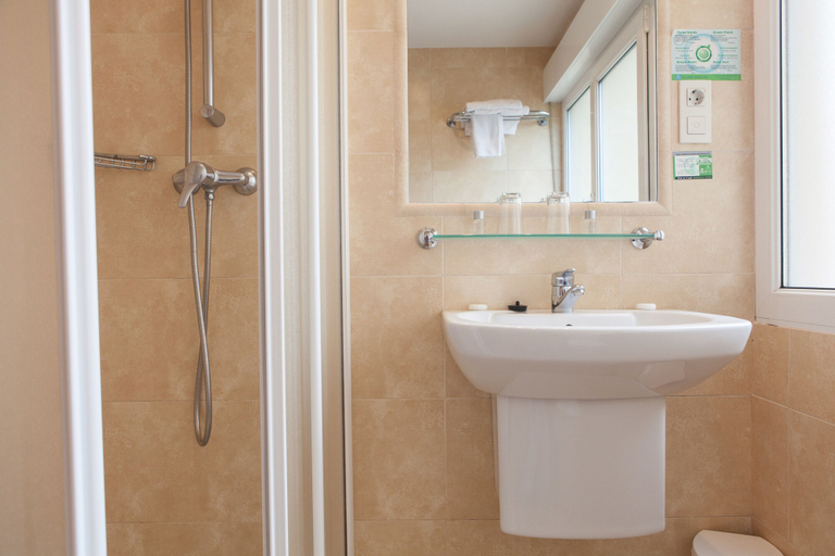 Bathroom 4, Hotel Las Anclas, Cantabria