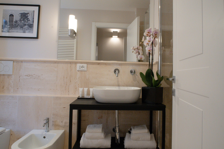Bathroom 3, Kame Hall, Roma