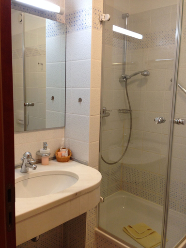 Bathroom 5, Weinhotel Atrium, Lippe