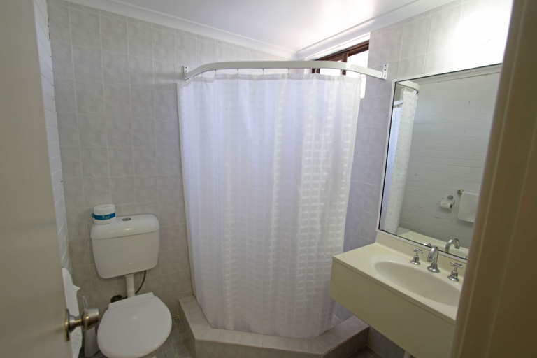 Bathroom 4, Atlas Motel, Dubbo - Pt A