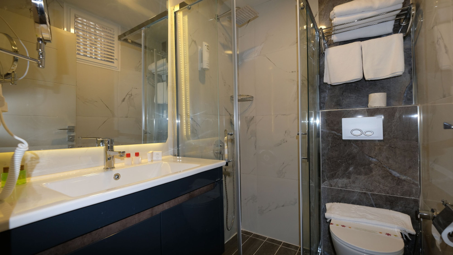 Bathroom 5, Cleopatra Golden Beach Hotel, Alanya