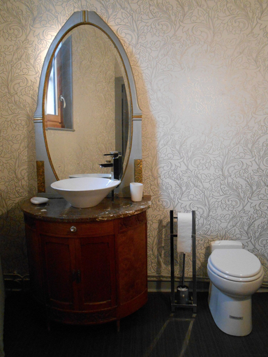 Bathroom 5, La Passagere, Allier