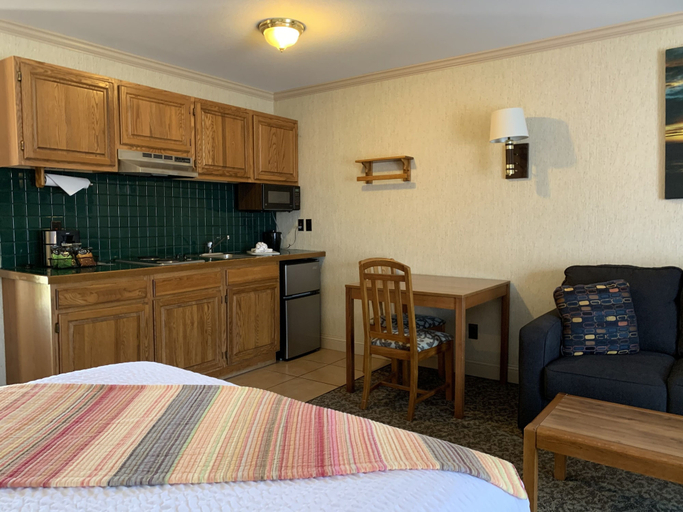Bedroom 3, Coachman Inn & Suites, Island