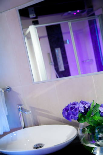 Bathroom 5, Hotel L'Approdo, Novara