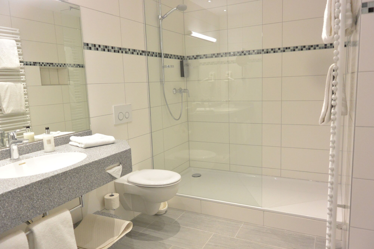 Bathroom 5, Hotel Kastanienhof, Erding