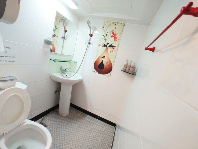 Bathroom 4, New Gwangju Guesthouse, Buk