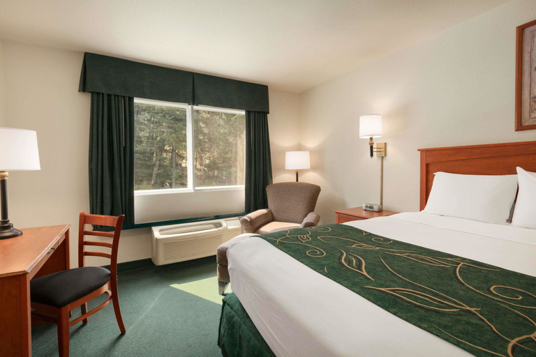 Bedroom 2, Travelodge by Wyndham Dunsmuir, Siskiyou