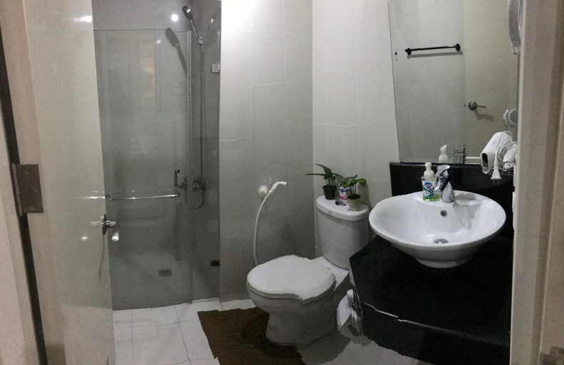 Bathroom 4, One Palm Tree Apartments, Pasay City