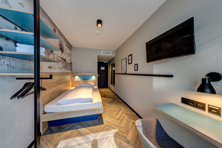 Bedroom 2, Schulz Hotel Berlin Wall at the East Side Gallery, Berlin