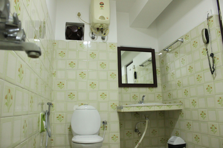 Bathroom 4, Sri Aarvee Hotels, Coimbatore