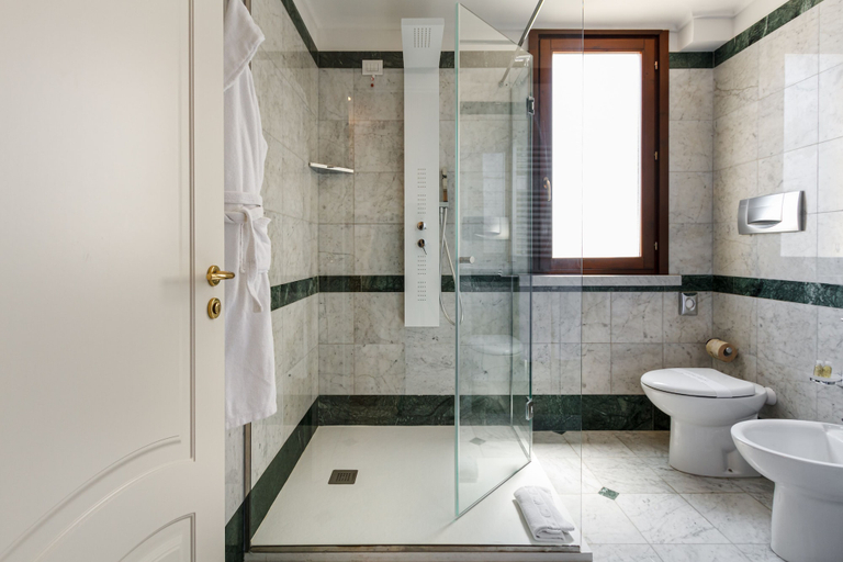 Bathroom 5, SEAWATER HOTEL BIO & BEAUTY SPA, Trapani