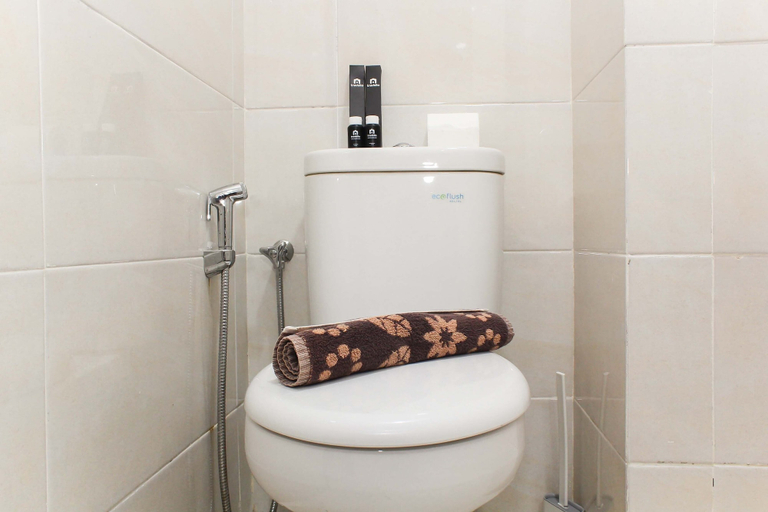 Bathroom 5, Nice and Comfort Studio Apartment at Mustika Golf Residence By Travelio, Cikarang