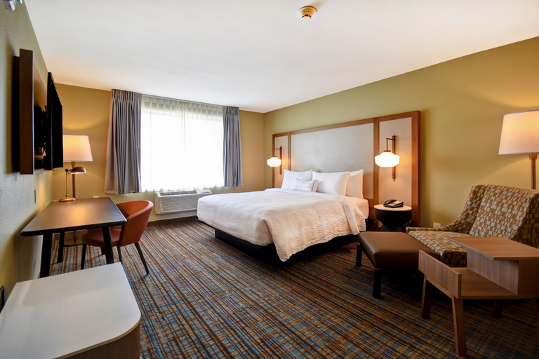 Bedroom 3, Fairfield Inn & Suites by Marriott Milwaukee North, Milwaukee