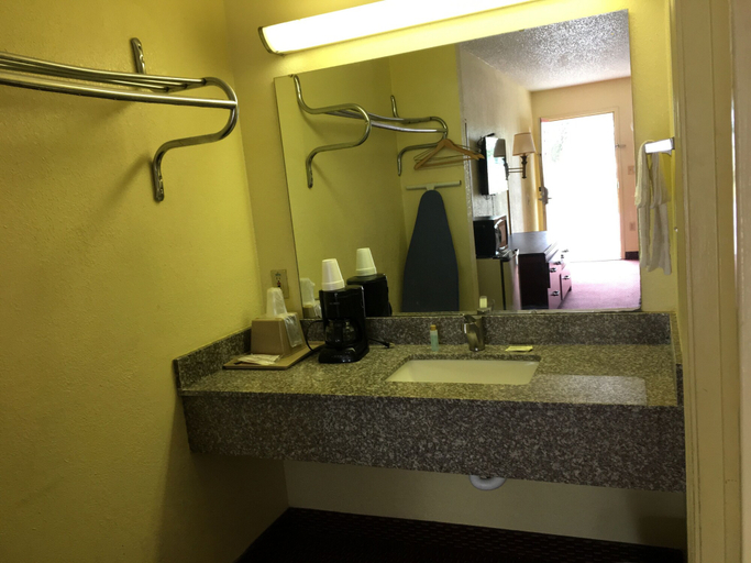 Bathroom 4, Relax Inn, Dougherty