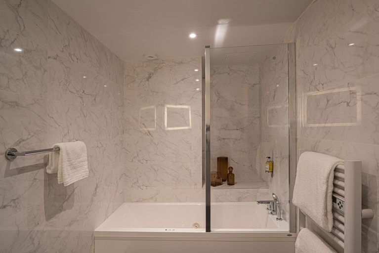 Bathroom 5, Hotel Quorum, Hauts-de-Seine