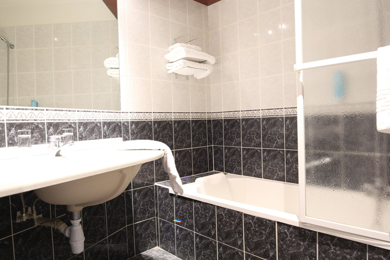 Bathroom 4, Best Western Hotel Le Pont D'Or, Lot