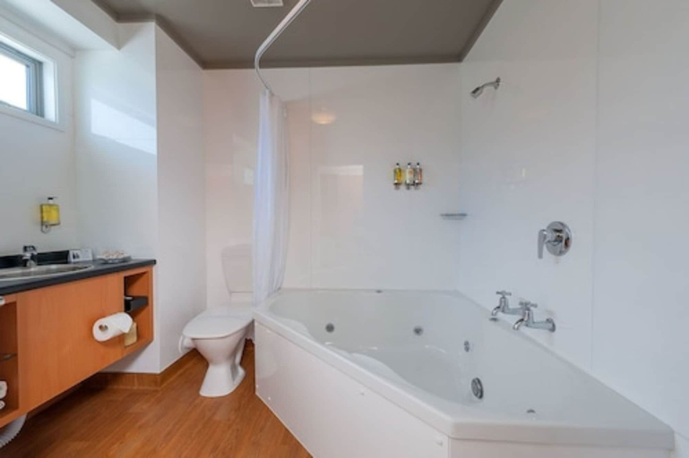 Bathroom 3, Picton Beachcomber Inn, Marlborough