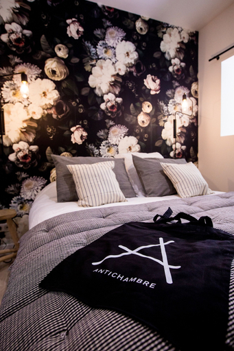 Bedroom 4, Antichambre, Gard