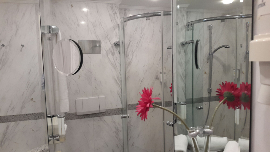 Bathroom 5, Sorat Insel-Hotel Regensburg, Regensburg