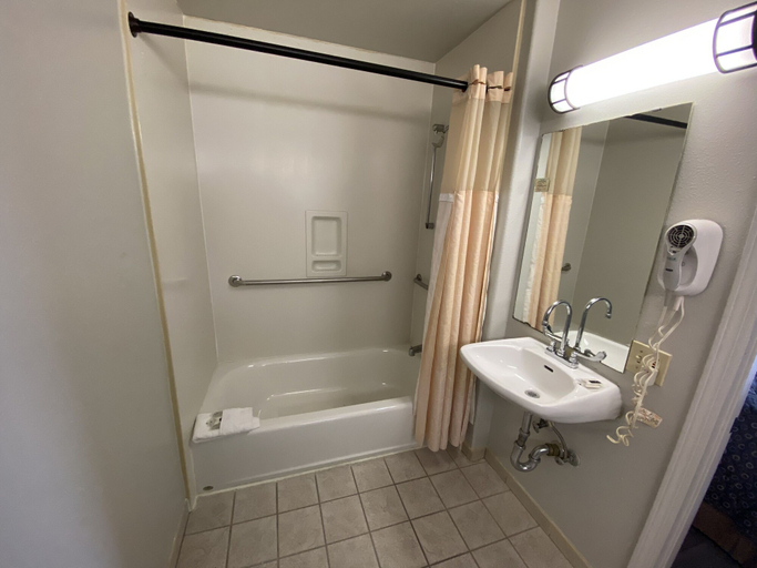 Bathroom 4, Budget Inn of Hayward, Alameda
