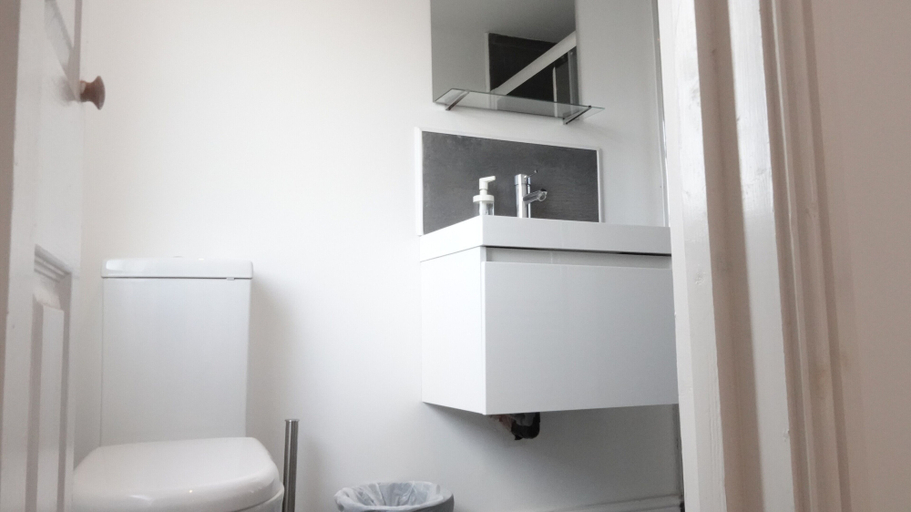 Bathroom 2, Grand Airport Ensuites, London