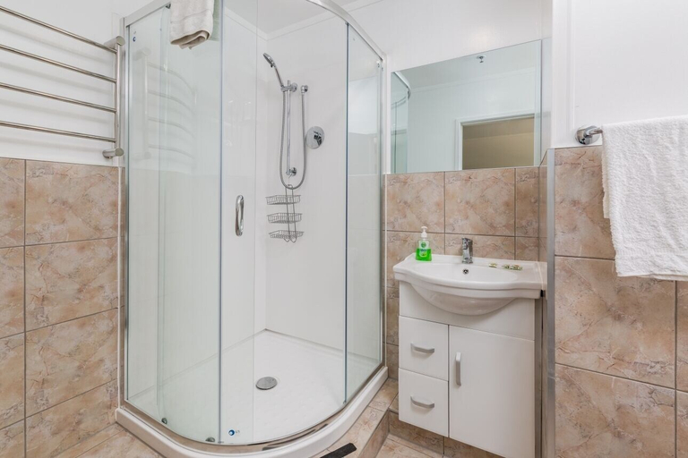 Bathroom 4, Riverside Lodge Paihia, Far North