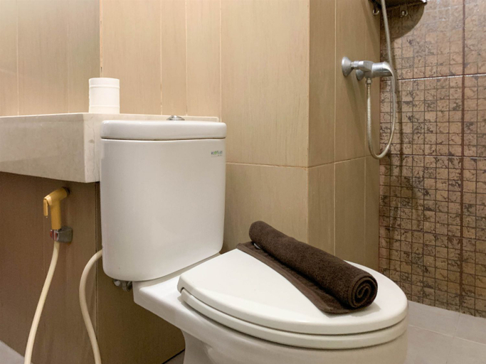 Bathroom 5, 2BR Apartment with Queen Bed (Single Bed x2) at GP Plaza By Travelio, Central Jakarta