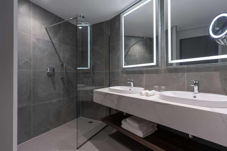 Bathroom 5, Radisson Blu Hotel, Durban Umhlanga, eThekwini