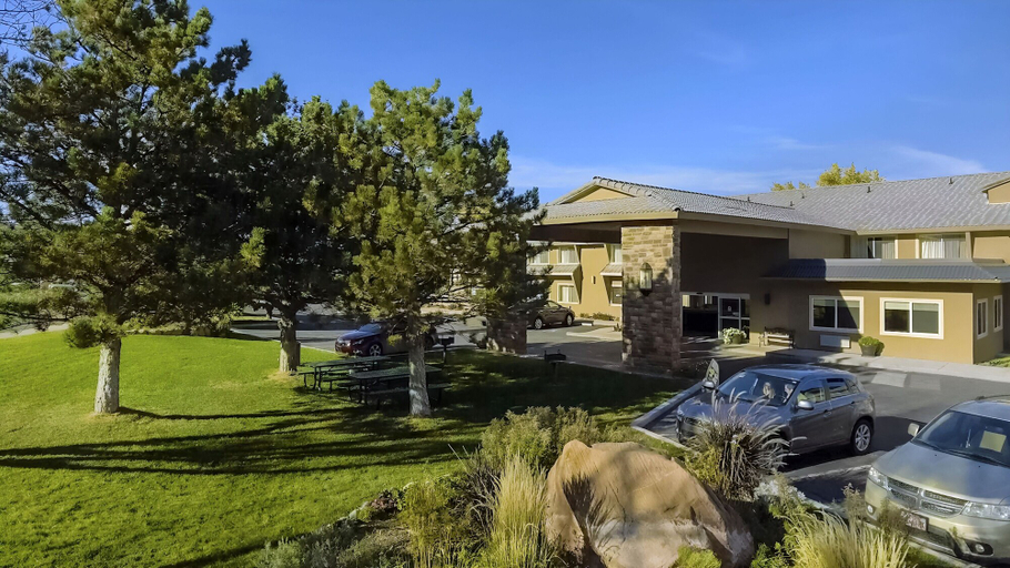 Exterior & Views 2, Moab Valley Inn, Grand