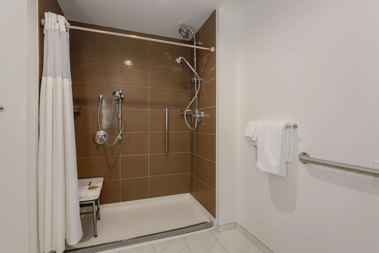 Bathroom 4, DoubleTree Suites by Hilton Hotel Sacramento- Rancho Cordova, Sacramento