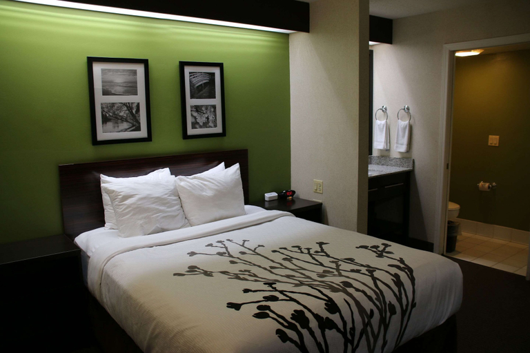 Bedroom 3, Sleep Inn near Great Lakes Naval Base, Lake