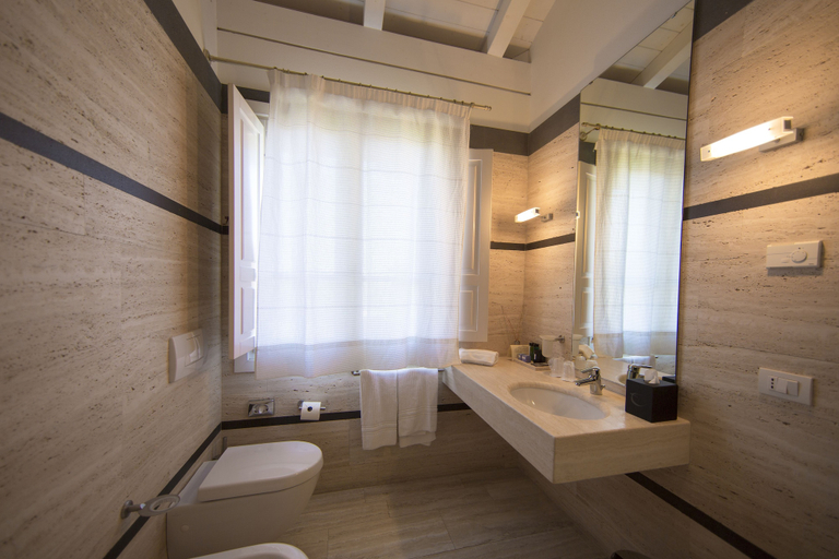 Bathroom 5, Tarthes Hotel, Medio Campidano