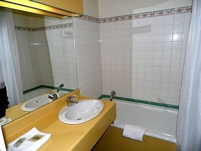 Bathroom 3, Logis Hôtel Les Provinciales Rest. Félix Café, Cantal