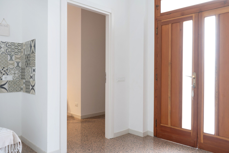 Interior entrance, Donna Carlotta, Bari