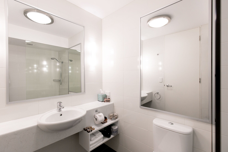 Bathroom 5, St Ives Apartments, Hobart