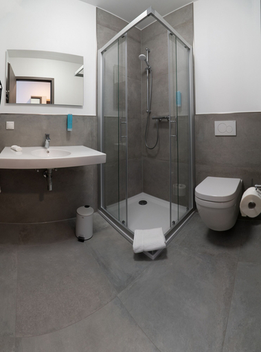 Bathroom 5, Hotel Schlafplatz, Offenbach