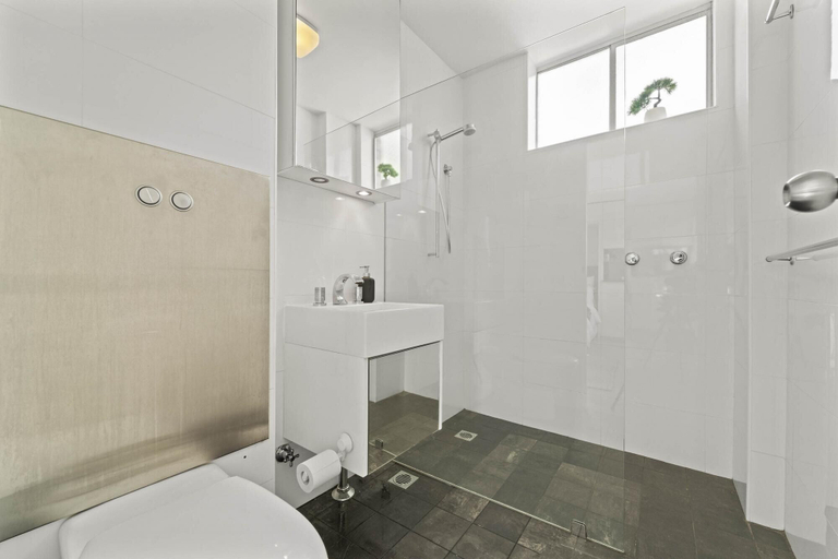 Bathroom, Modern Potts Point Studio, Sydney