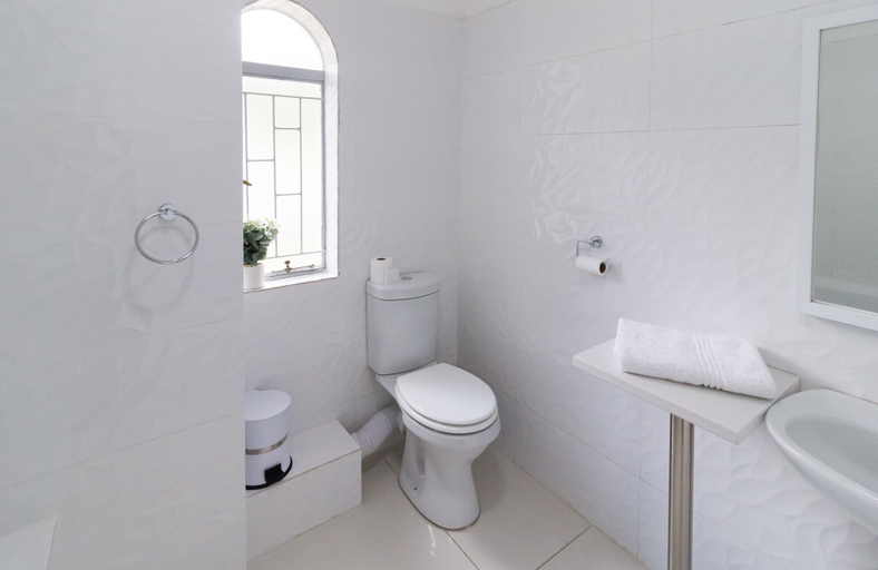 Bathroom 5, Graceland Conference & Lifestyle Centre, City of Tshwane
