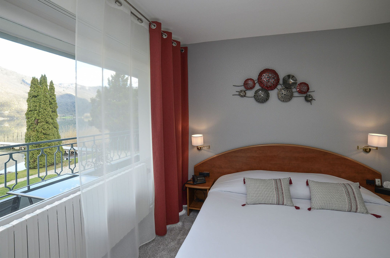 Bedroom 2, Hôtel Restaurant Novalaise Plage, Savoie