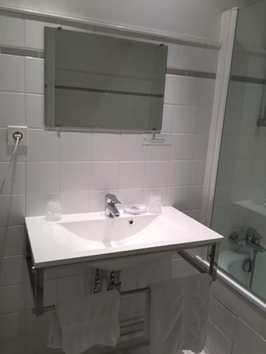 Bathroom 5, Château de Périgny, The Originals Relais, Vienne