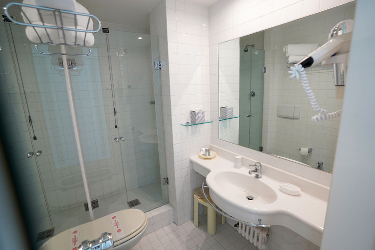 Bathroom 5, Hotel Luxor, Rimini