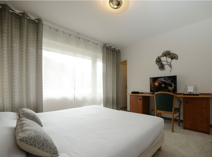 Bedroom 4, Hôtel Restaurant Novalaise Plage, Savoie