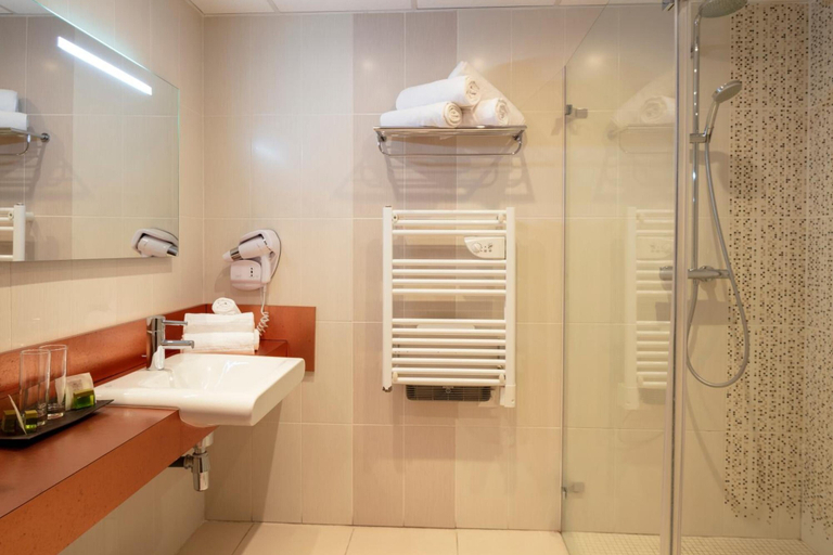 Bathroom 4, Hotel La Chaumiere, Aude